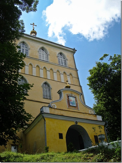 Дермань, Троїцький монастир, надбрамна вежа